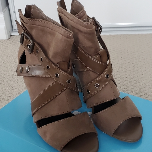 Simply Vera by Vera Wang Booties - Picture 2 of 10